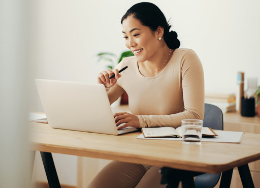 lady-in-front-of-laptop